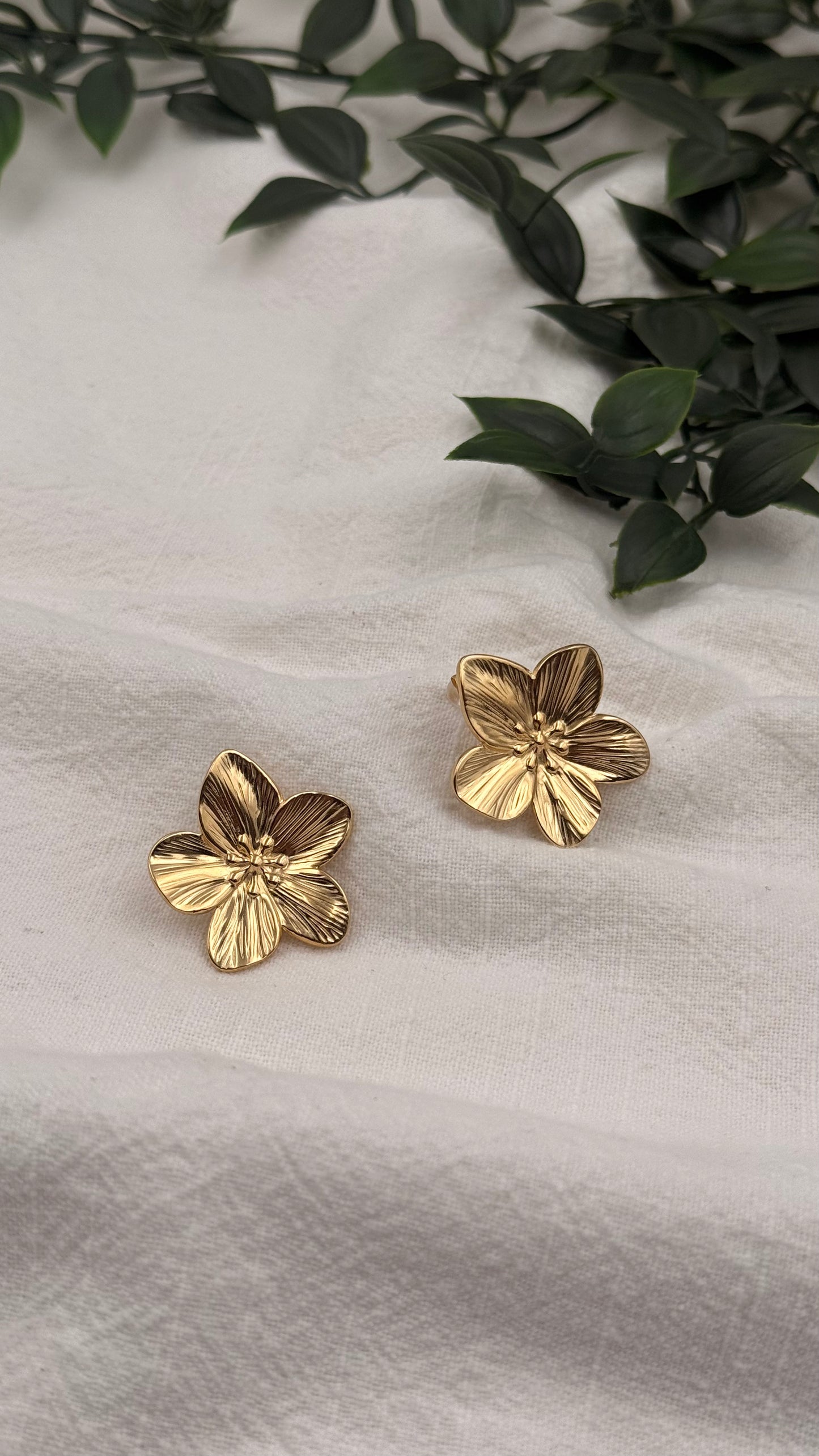 Boucle d’oreille a fleur dorée
