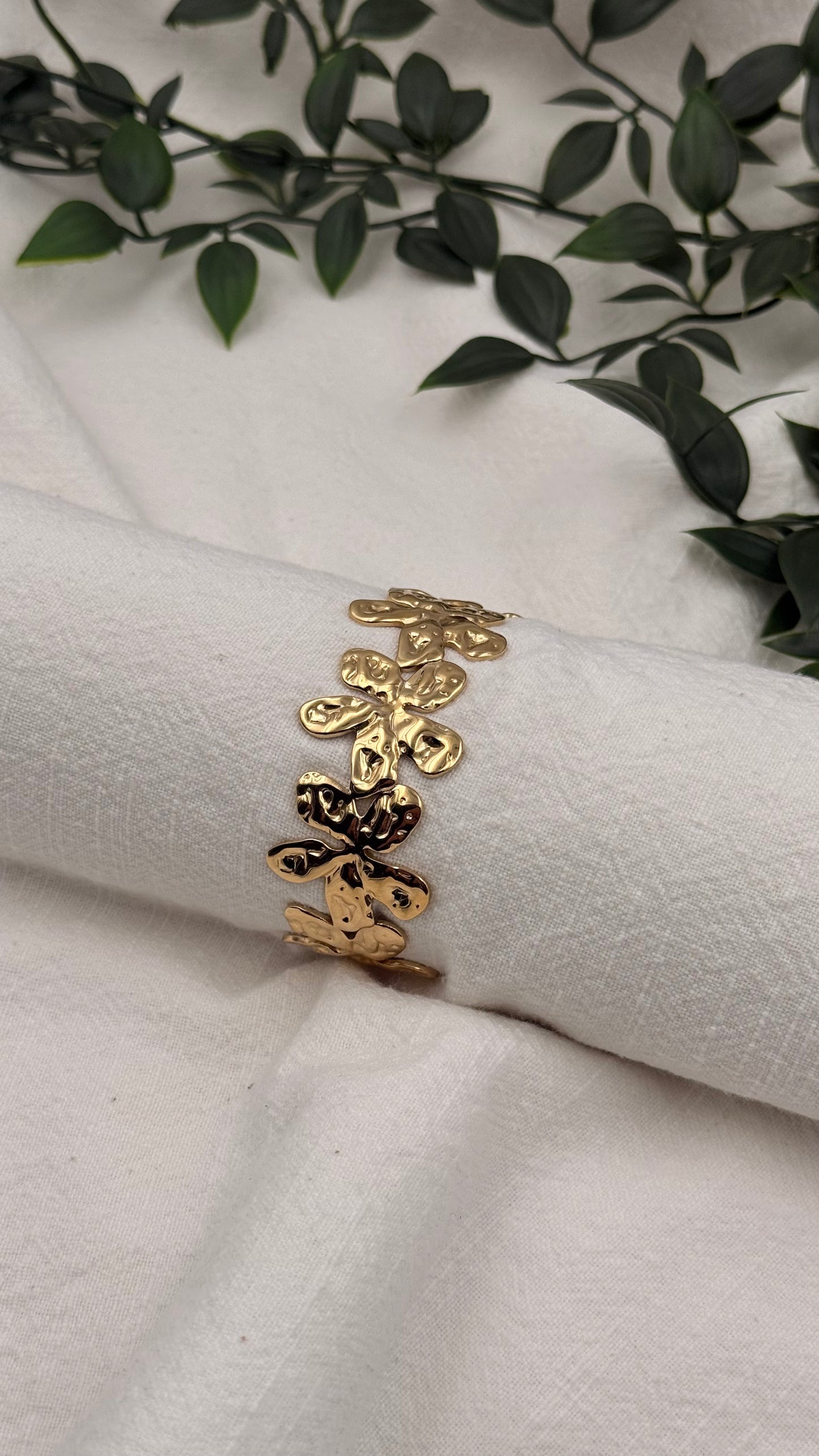 Bracelet à grande fleur dorée