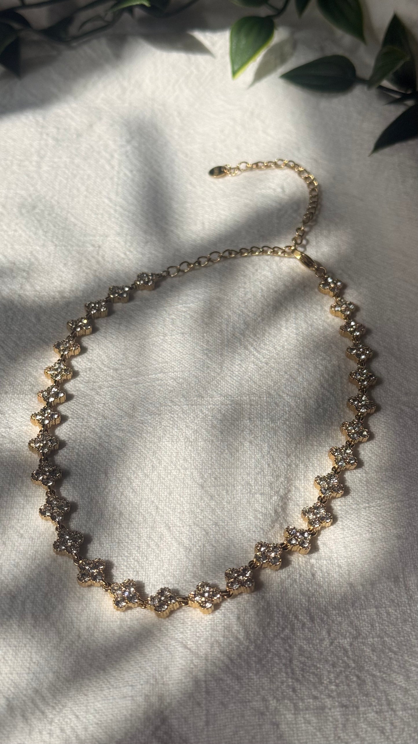 Collier blanc doré