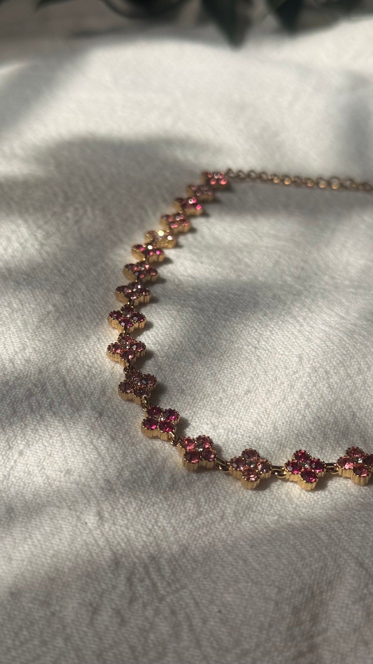 Collier ras-de-cou rose